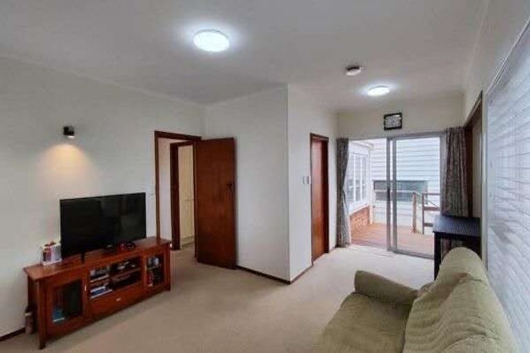 Photo of property in 52 Old Lake Road, Narrow Neck, Auckland, 0624