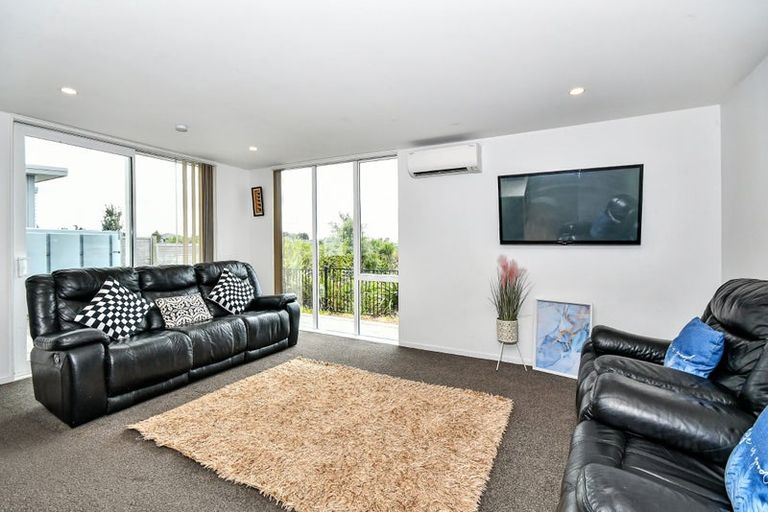Photo of property in 3 John Burn Road, Takanini, 2110