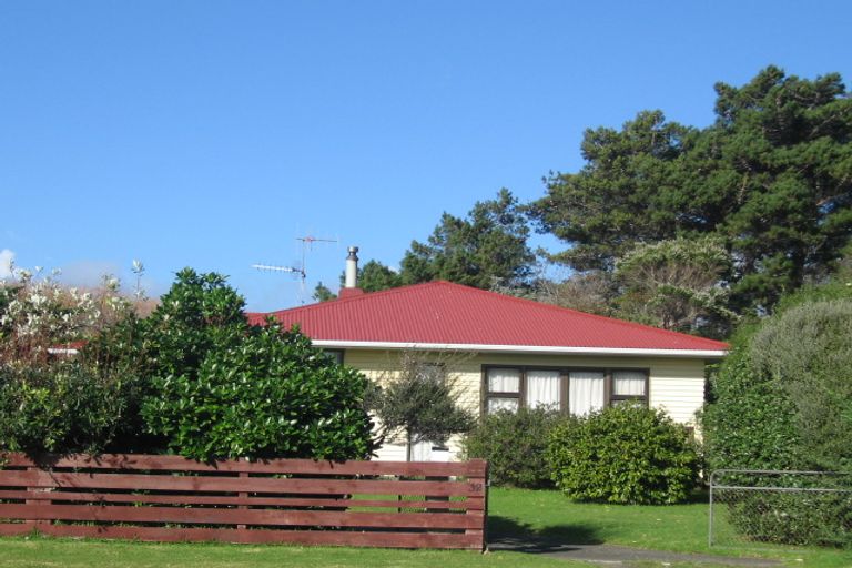 Photo of property in 32 Te Kupe Road, Paraparaumu Beach, Paraparaumu, 5032