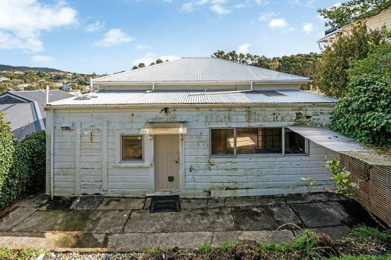 Photo of property in 18 Woburn Road, Northland, Wellington, 6012
