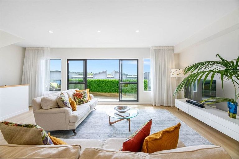 Photo of property in 14 Moki Place, Long Bay, Auckland, 0630