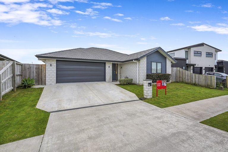 Photo of property in 13 Kimbolton Street, Rototuna North, Hamilton, 3210