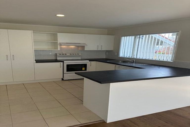 Photo of property in 1/9 Santiago Crescent, Unsworth Heights, Auckland, 0632