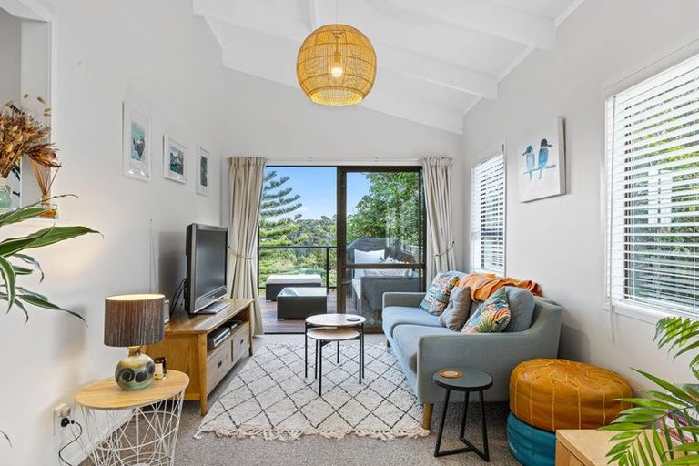 Photo of property in 3 Leigh Road, Leigh, 0985