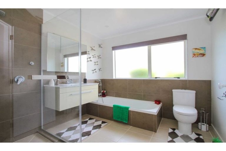Photo of property in 272 Glamorgan Drive, Northcross, Auckland, 0630