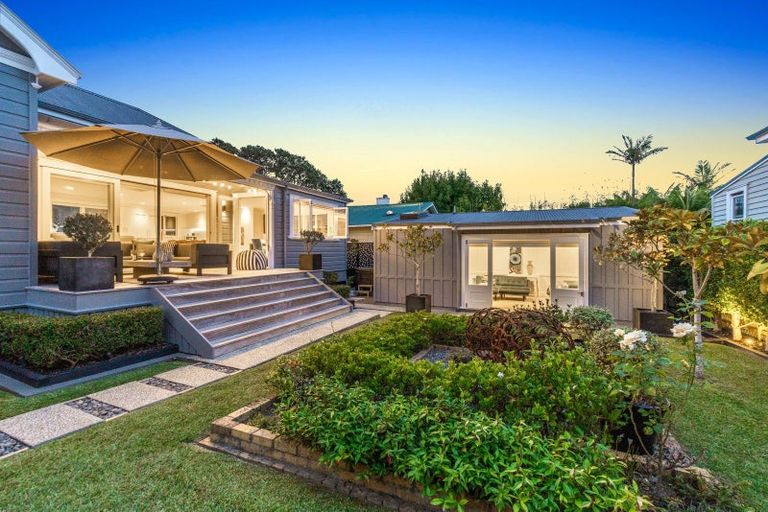 Photo of property in 58 Stanley Point Road, Stanley Point, Auckland, 0624