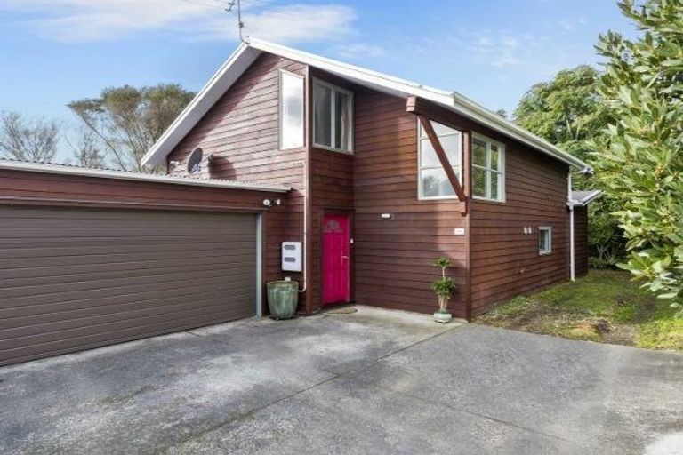 Photo of property in 2/206 Albany Highway, Schnapper Rock, Auckland, 0632