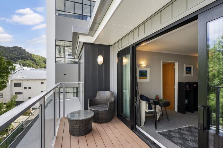 Photo of property in Endeavour Apartments, 21/125u Thorndon Quay, Pipitea, Wellington, 6011