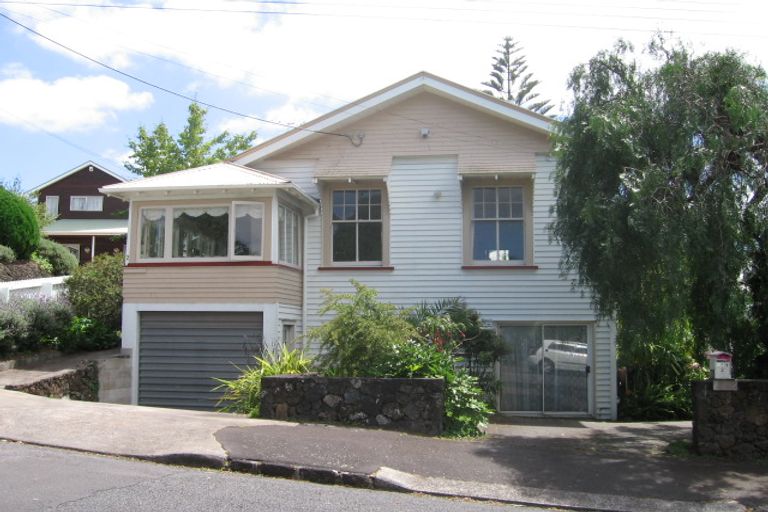 Photo of property in 2/27 Vauxhall Road, Devonport, Auckland, 0624