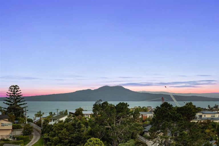 Photo of property in 2/84 Carlisle Road, Browns Bay, Auckland, 0632
