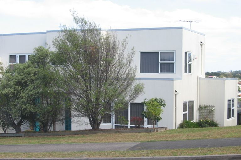 Photo of property in 2/2 Heathglen Place, Bayview, Auckland, 0629