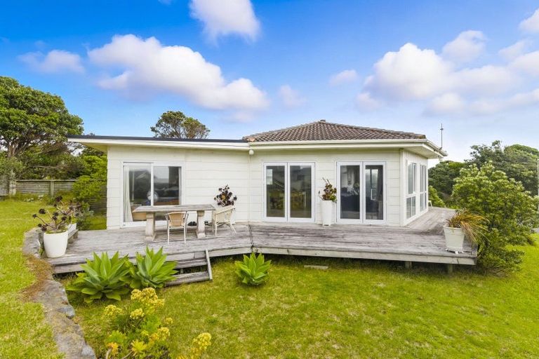 Photo of property in 9 Waiheke Street, Waikanae Beach, Waikanae, 5036