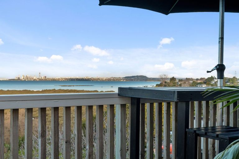 Photo of property in 33 Dawnhaven Drive, Te Atatu Peninsula, Auckland, 0610