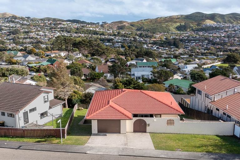 Photo of property in 5 Mandeville Crescent, Grenada Village, Wellington, 6037