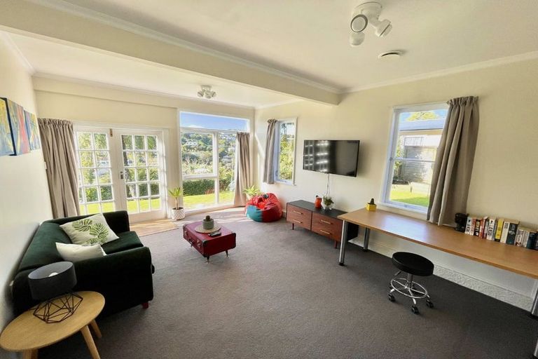 Photo of property in 7 Innes Way, Newlands, Wellington, 6037