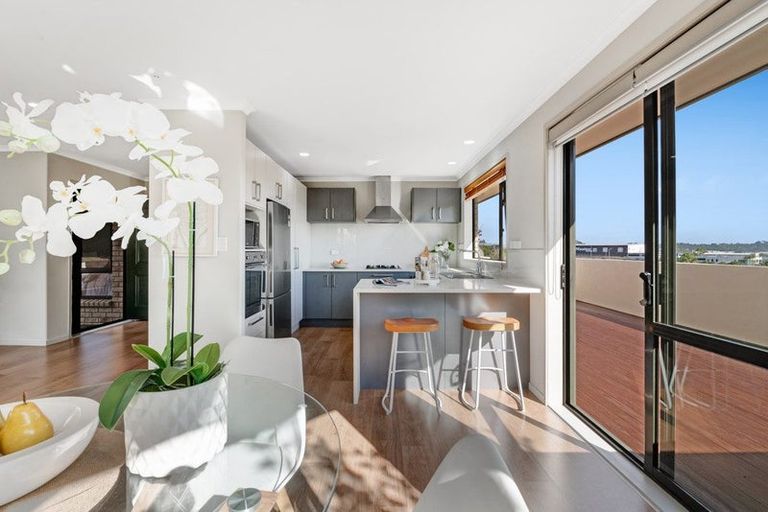 Photo of property in 35 Black Teal Close, Unsworth Heights, Auckland, 0632