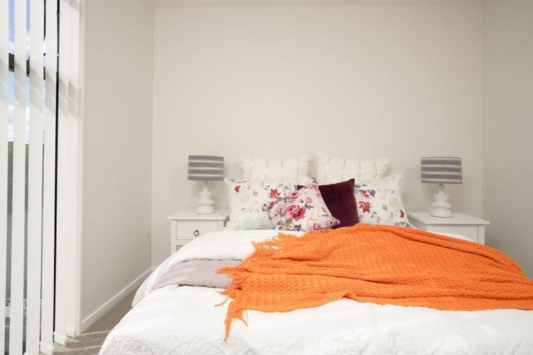 Photo of property in 2 Mikoikoi Crescent, Mangere Bridge, Auckland, 2022