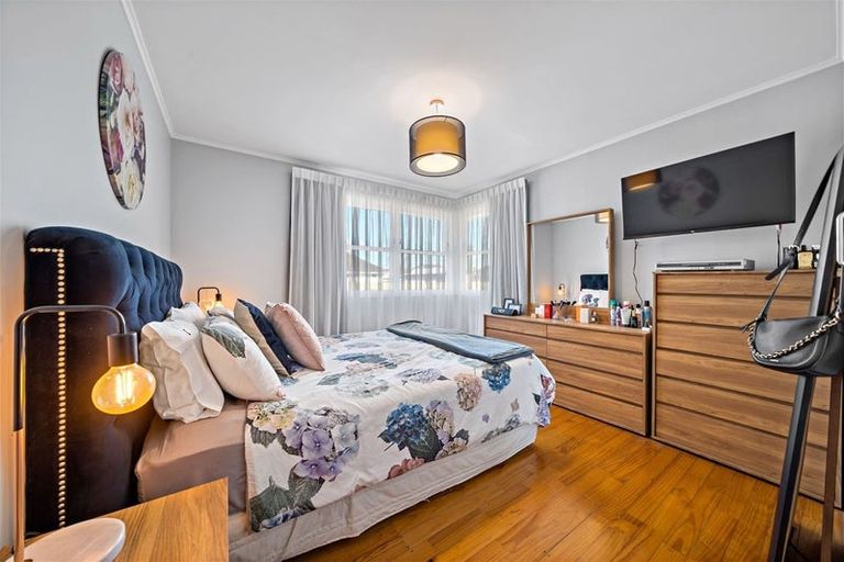 Photo of property in 7 Beach Road, Te Atatu Peninsula, Auckland, 0610