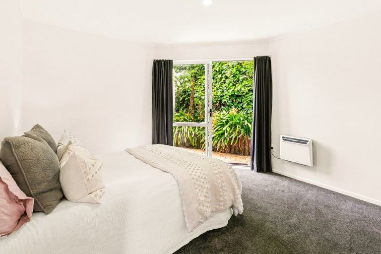 Photo of property in 5 Erskine Close, Island Bay, Wellington, 6023
