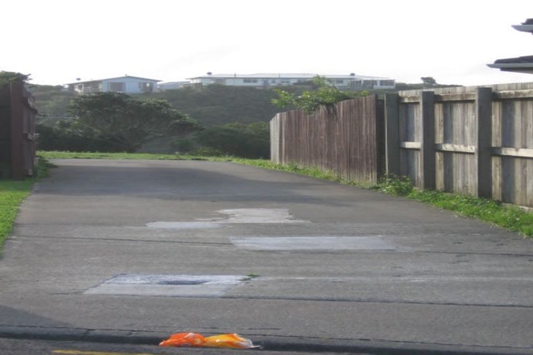 Photo of property in 26 Fernhaven Grove, Newlands, Wellington, 6037