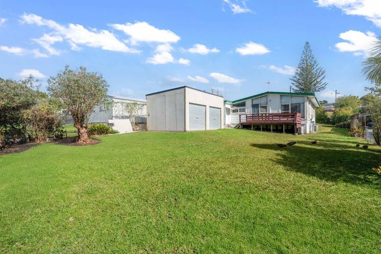 Photo of property in 35 Beaubank Road, Kelston, Auckland, 0602