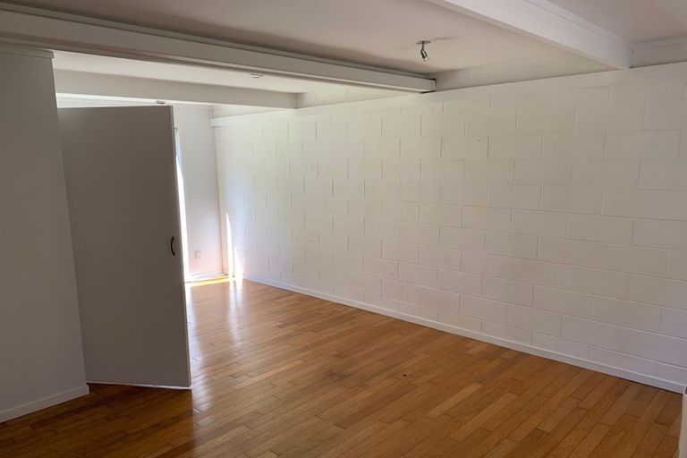 Photo of property in 2/6 Sonnenberg Way, Titirangi, Auckland, 0604