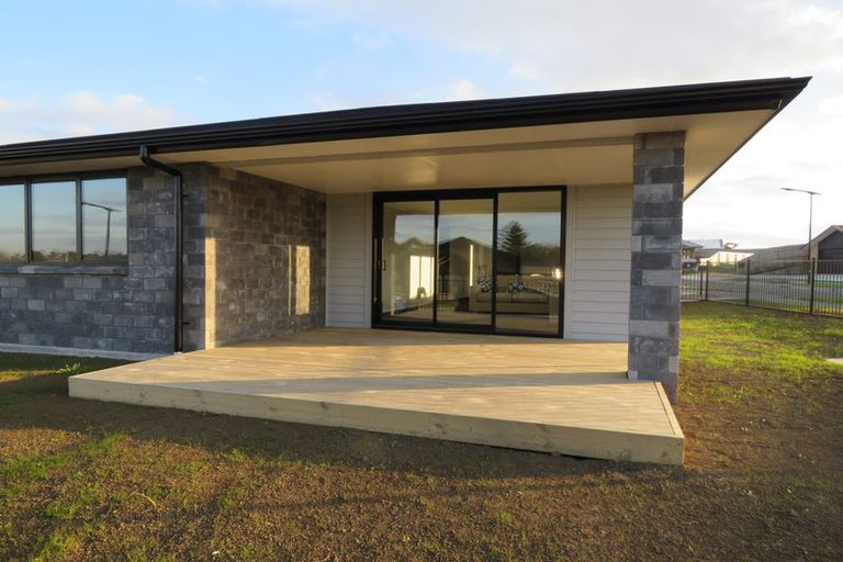Photo of property in 2 Paapaka Way, Waiuku, 2123