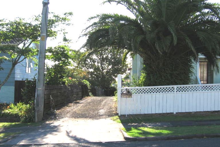 Photo of property in 2/18 Craigbank Avenue, New Lynn, Auckland, 0600
