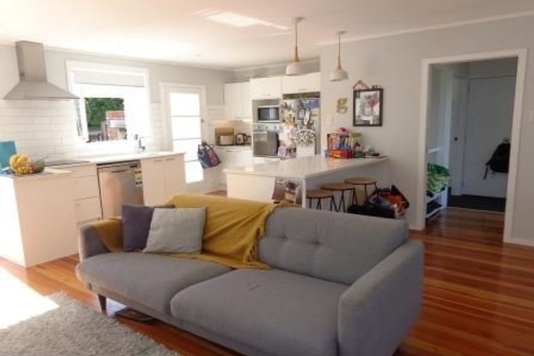 Photo of property in 18 Enderby Drive, Te Atatu Peninsula, Auckland, 0610