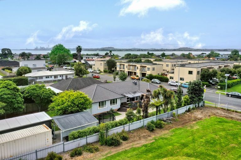 Photo of property in 14 Harbour View Road, Te Atatu Peninsula, Auckland, 0610