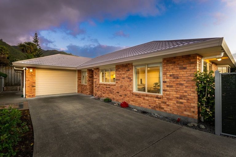 Photo of property in 15 Balmerino Grove, Waikanae, 5036