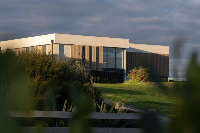 Photo of property in 15 Ridgelea Road, Long Bay, 0792