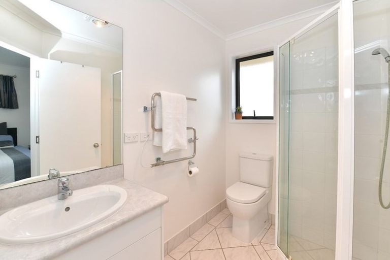 Photo of property in 66 Cabeleigh Drive, Helensville, 0800