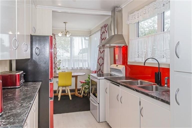 Photo of property in 1/23 Merton Avenue, Glenfield, Auckland, 0627