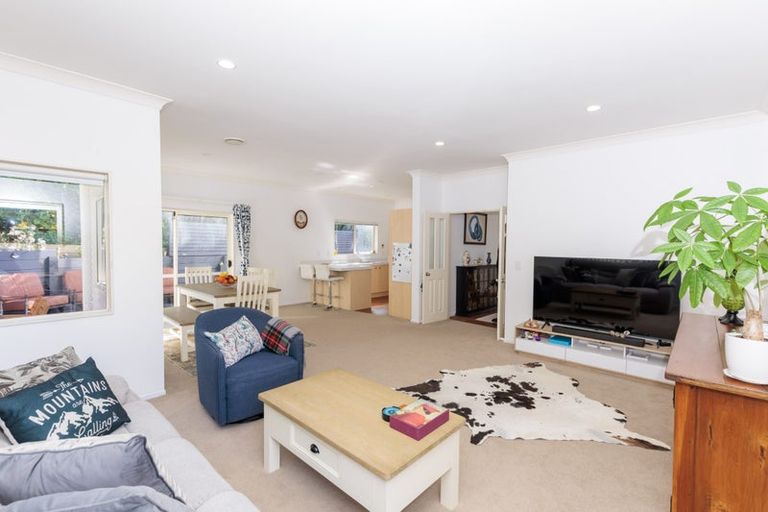 Photo of property in 6 Chippenham Grove, Churton Park, Wellington, 6037