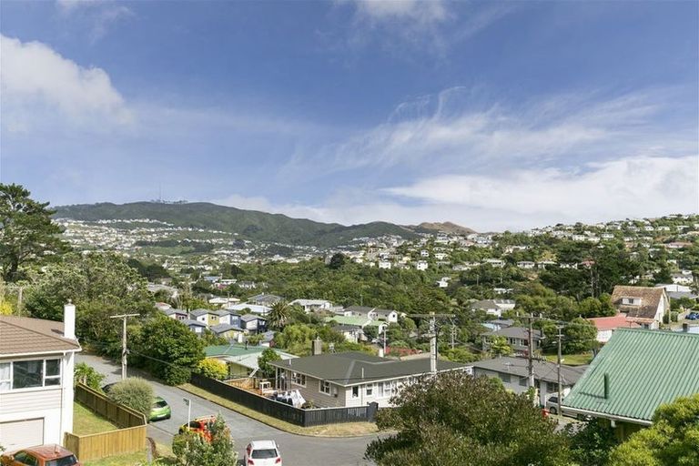 Photo of property in 29b Omega Street, Newlands, Wellington, 6037