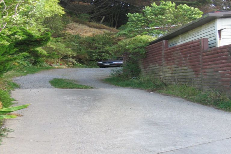 Photo of property in 27 Fernhaven Grove, Newlands, Wellington, 6037