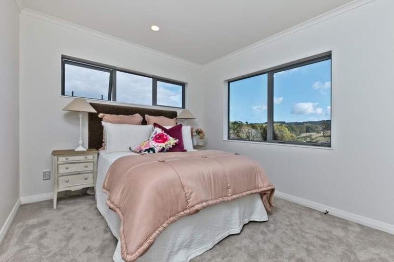 Photo of property in 10 Syd Grant Crescent, Orewa, 0931