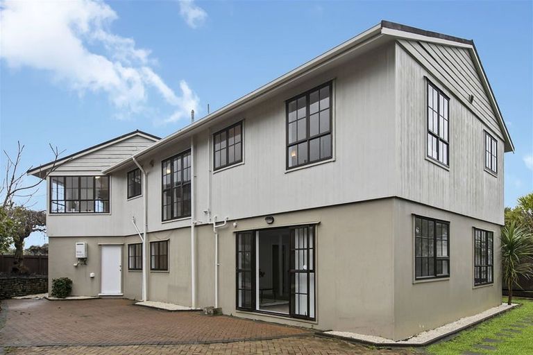 Photo of property in 7 Glen Vista Place, Bayview, Auckland, 0629