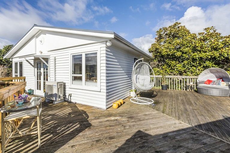 Photo of property in 78 Grays Road, Camborne, Porirua, 5026
