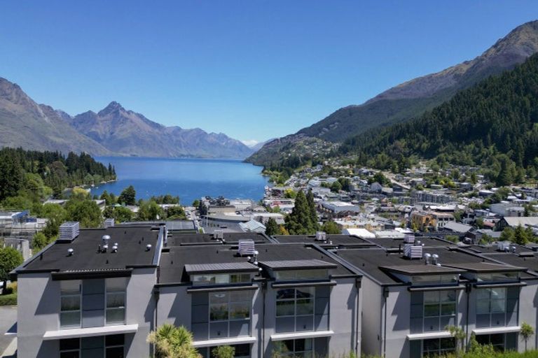 Photo of property in The Beeches Apartments, 4/60 Hallenstein Street, Queenstown, 9300