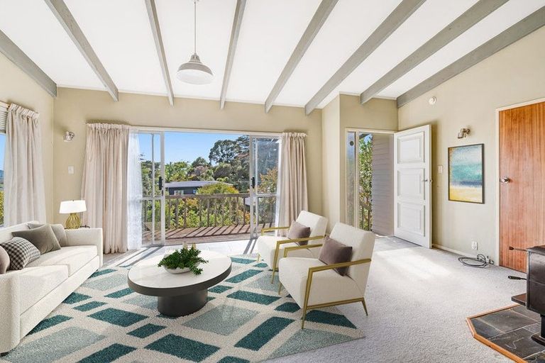 Photo of property in 16 Pohutukawa Avenue, Red Beach, 0932