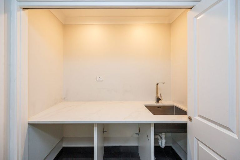 Photo of property in 9 Forbes Place, Kelvin Grove, Palmerston North, 4414