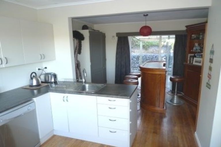 Photo of property in 92 Ruskin Road, Newlands, Wellington, 6037