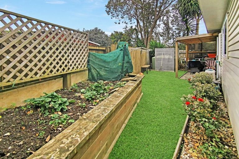 Photo of property in 17 Brennan Avenue, Te Atatu Peninsula, Auckland, 0610