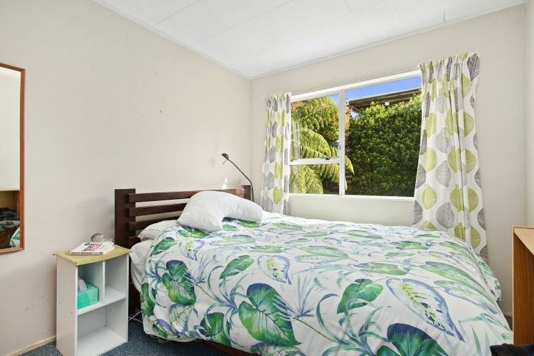 Photo of property in 32b Cheltenham Terrace, Newlands, Wellington, 6037