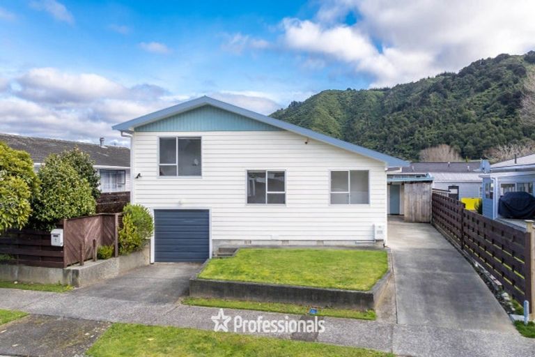 Photo of property in 5 Camden Road, Totara Park, Upper Hutt, 5018