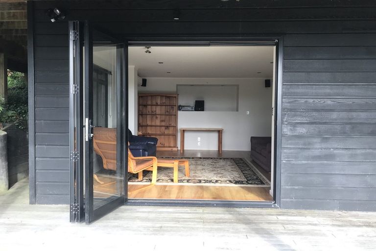 Photo of property in 38 Highland Avenue, Titirangi, Auckland, 0604