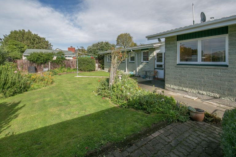 Photo of property in 15 Ostend Place, Avonhead, Christchurch, 8042