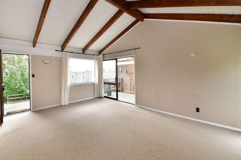Photo of property in 11 Albert Hall Drive, Red Beach, 0932